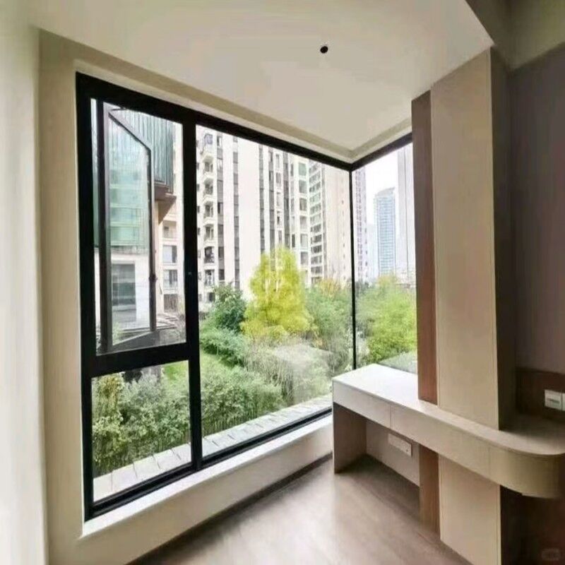 부식 방지 알루미늄 합금 여닫이 방수 창문 내구성이 뛰어난 하드웨어 방음 현대적인 디자인 욕실 침실 사용